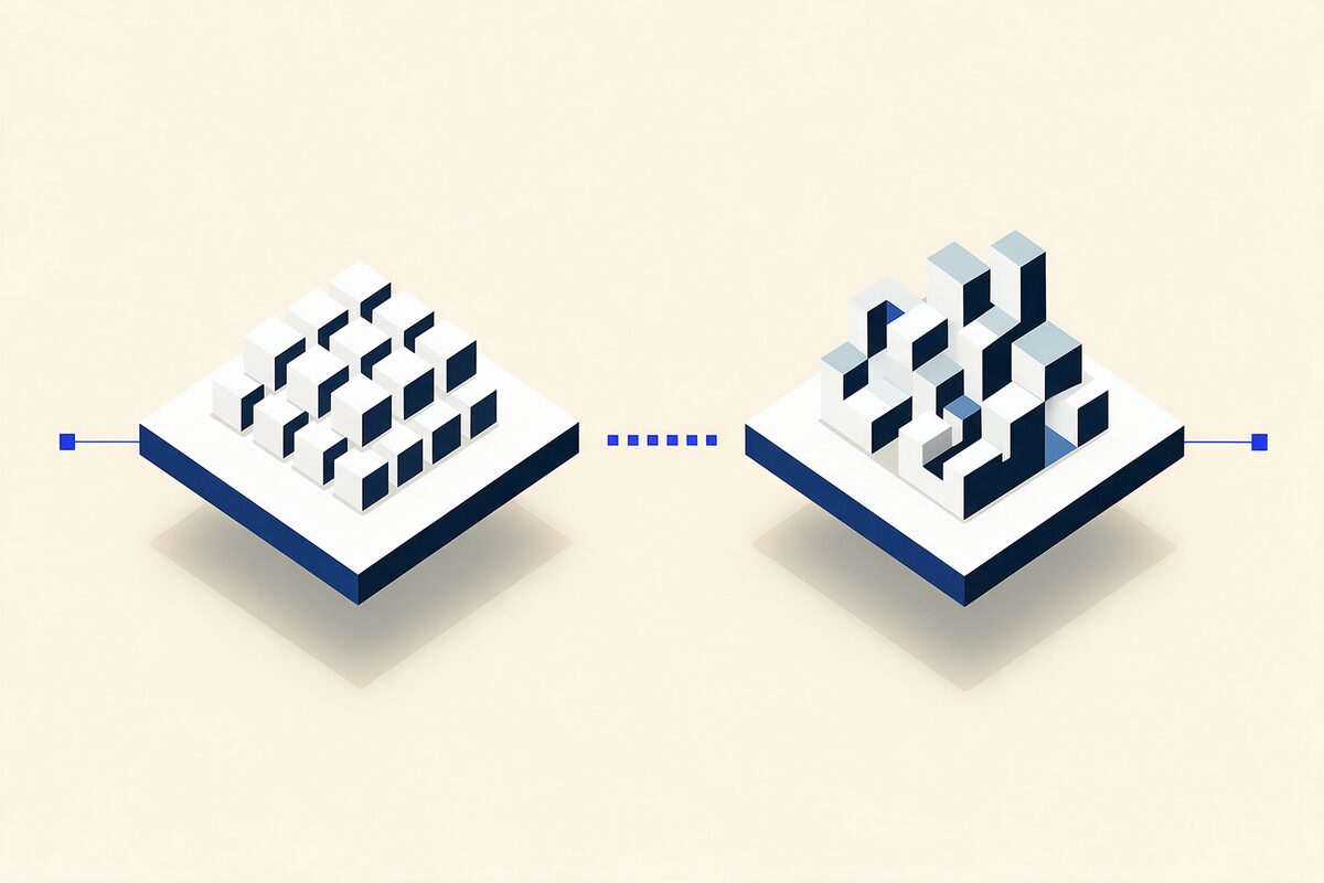 Ilustração isométrica de duas plataformas frente a frente: uma com blocos todos iguais encaixados em grelha, outra com um conjunto de peças de formas diferentes montado à medida.